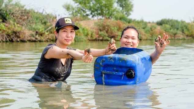 بين حمّامات الطين وصيد المحار … هكذا يروج السكان المحليين للسياحة في تايلند