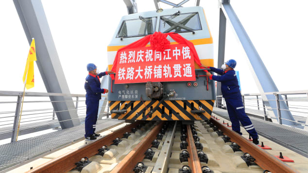 اكتمال أول جسر للسكك الحديدية عبر النهر بين الصين وروسيا