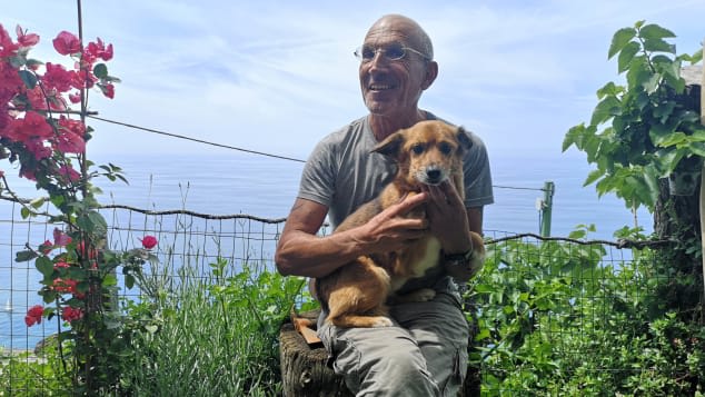 من هو الكلب الذي أنقذ حياة صاحبه من الفيضان الذي ضرب Cinque Terre؟ 
