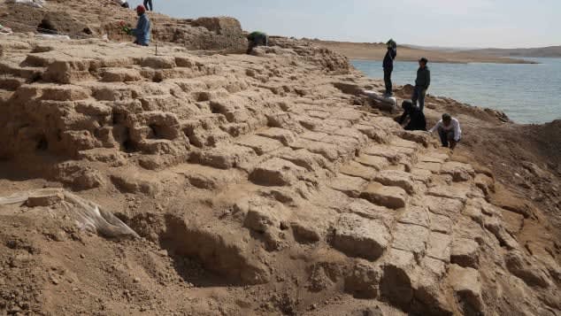 انحسار مياه سد الموصل يكشف عن “القصر الغابر” بإقليم كردستان