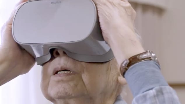 كبار السن يسافرون حول العالم عبر الواقع الافتراضي