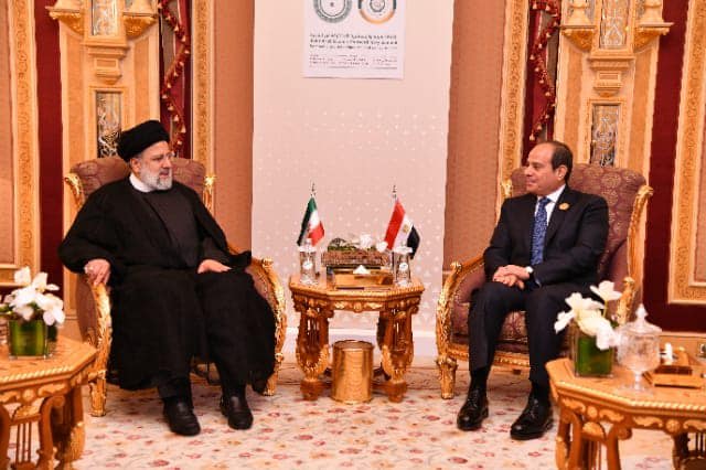 الرئيس المصري خلال اجتماعه مع نظيره الإيراني، إبراهيم رئيسي في الرياض، السبت، 11 نوفمبر/ تشرين الثاني 2023.