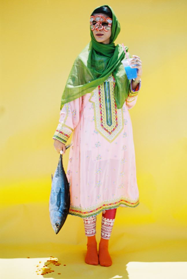 برقع عماني مع أحذية "أديداس".. ما رسالة هذا المصور؟
