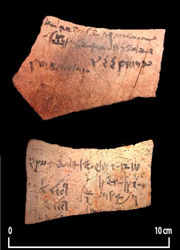 العثور على وثائق أثرية من العصر البلطمي في مصر.. تحتوي على وثائق لأسماء عمال ورواتبهم- صور
