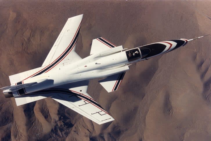 تعرف إلى الطائرة المقاتلة من طراز "X-29" صاحبة الأجنحة المعكوسة 