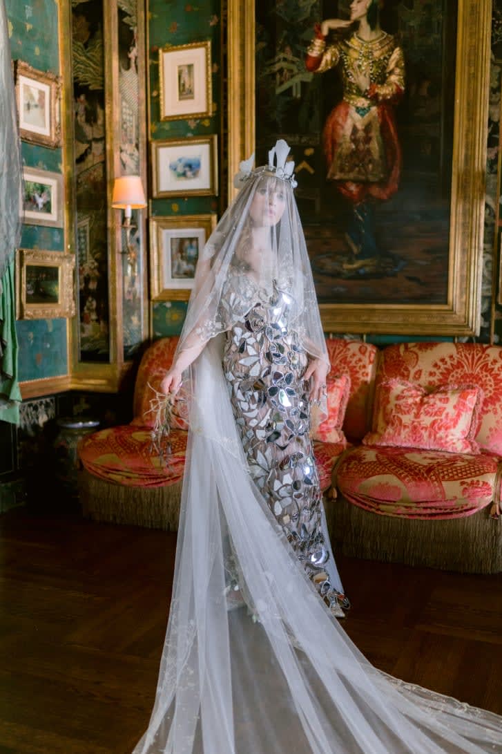 الممثلة وعارضة الأزياء آيفي جيتي تتزوج بثوب زفاف مرصّع بقطع مرايا مكسورة