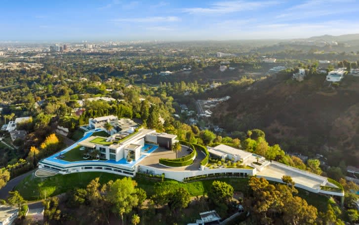 منزل كبير وفخم يطل على المحيط وجبال الألب ووسط لوس أنجلس.. قد يباع بـ295 مليون$!