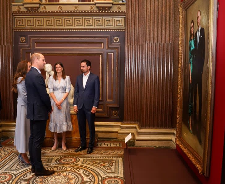 الكشف عن أول لوحة رسمية تجمع الأمير وليام مع كيت ميدلتون