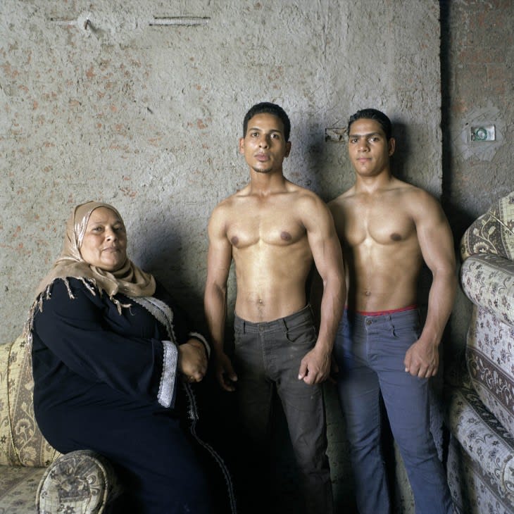 "الأم والابن".. صور للحظات حميمية بين بناة أجسام وأمهاتهم بمصر
