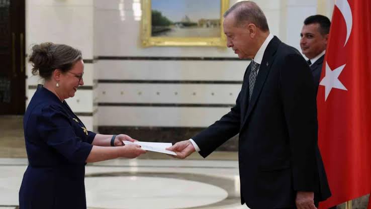 السفيرة الإسرائيلية في تركيا إيريت ليليان تقدم أوراق اعتمادها إلى الرئيس رجب طيب أردوغان.