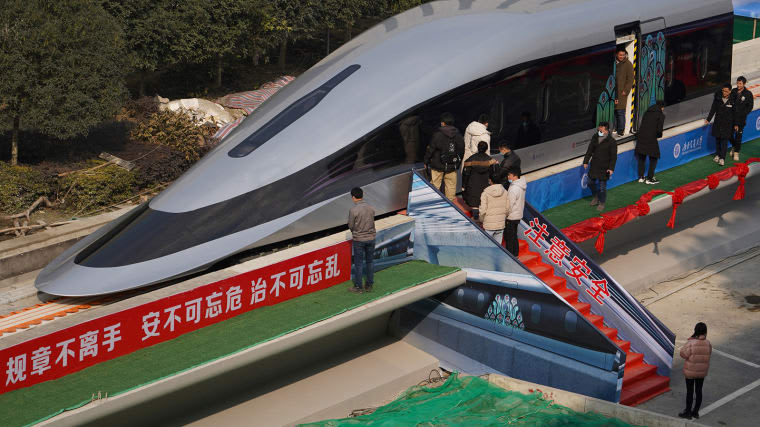 الصين تكشف عن قطار مغناطيسي معلق يتنقل بسرعة فائقة تصل لـ620 كيلومتر في الساعة