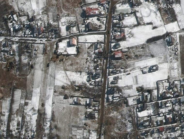 كان ممتدا لـ40 ميلا.. صور تكشف ماذا حصل للرتل العسكري الروسي قرب كييف