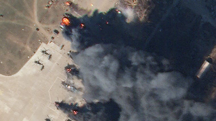 طائرات هليكوبتر عسكرية روسية مدمرة في مطار خيرسون الدولي  