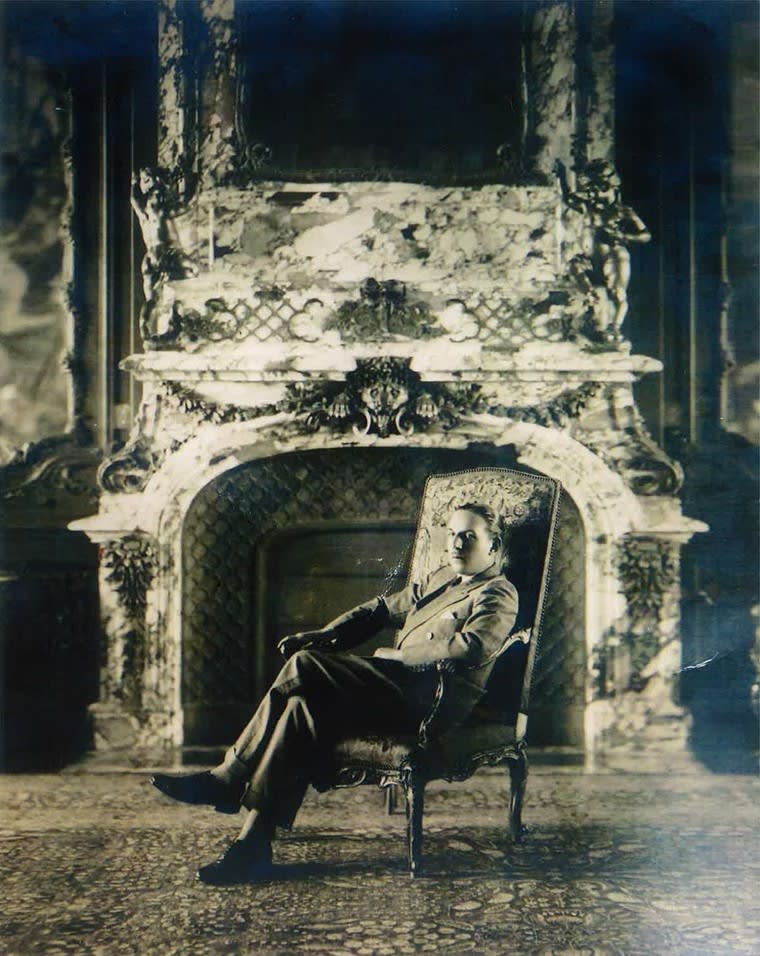 بينهم جمال عبدالناصر والأميرة فوزية..من يقف وراء هذه الصور لشخصيات بارزة؟