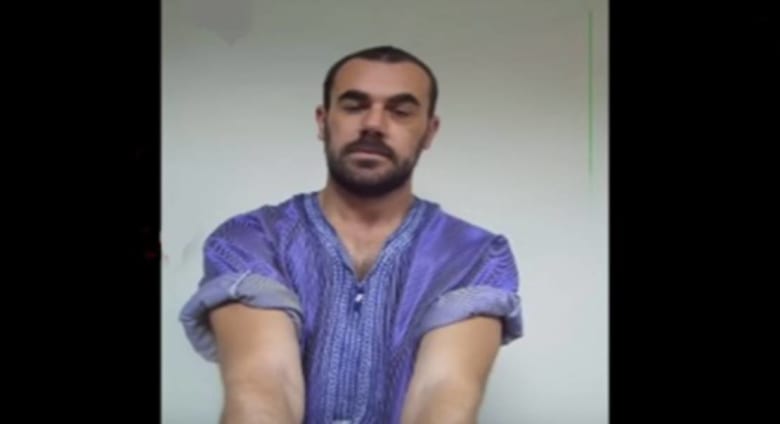 نشطاء يحتفلون في العيد بالمغرب بزيّ الزفزافي تضامنا مع "حراك الريف" نشطاء يحتفلون في العيد بالمغرب بزيّ الزفزافي تضامنا مع "حراك الريف"