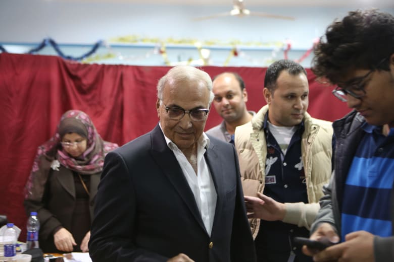 شاهد.. أحمد شفيق يدلي بصوته بالانتخابات الرئاسية شاهد.. أحمد شفيق يدلي بصوته بالانتخابات الرئاسية