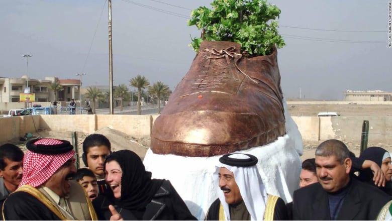 بعد رمي حذائه صوب الرئيس الأمريكي الأسبق.. الزيدي يترشح لبرلمان العراق بعد رمي حذائه صوب الرئيس الأمريكي الأسبق.. الزيدي يترشح لبرلمان العراق