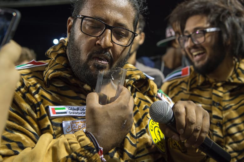 "شمشون الإمارات".. بطل "خارق" يثني الحديد بأنفه ويسحب الأثقال بشعره "شمشون الإمارات".. بطل "خارق" يثني الحديد بأنفه ويسحب الأثقال بشعره