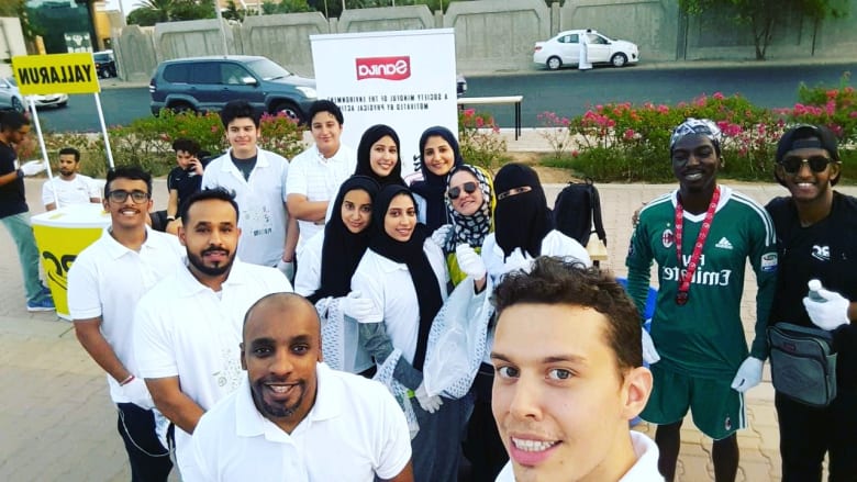 رياضيون يمارسون الـ "Plogging" في مدينة جدة.. فما هي؟ رياضيون يمارسون الـ "Plogging" في مدينة جدة.. فما هي؟