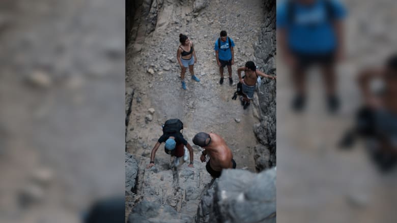 فريق المشي على الجبال يبرز جانباً آخراً لمدينة الجونة.. فما هو؟ فريق المشي على الجبال يبرز جانباً آخراً لمدينة الجونة.. فما هو؟