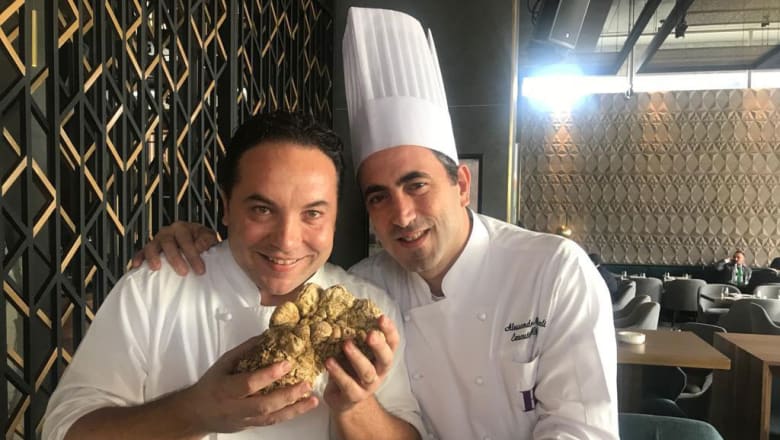 مطعم إيطالي في دبي يستقبل حبة كمأة بيضاء يبلغ سعرها 51 ألف دولار مطعم إيطالي في دبي يستقبل حبة كمأة بيضاء يبلغ سعرها 51 ألف دولار