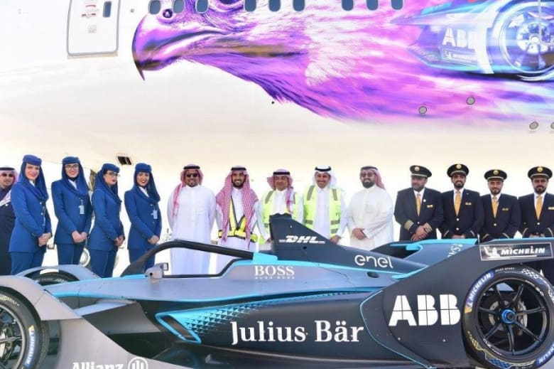 الخطوط السعودية تكشف عن طائرة سباق "فورمولا-إي-الدرعية" الخطوط السعودية تكشف عن طائرة سباق "فورمولا-إي-الدرعية"