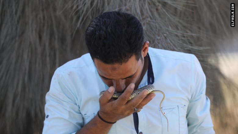  بقلوب جريئة.. كيف يعيش هذا الرجل وأطفاله مع الثعابين في مصر؟ بقلوب جريئة.. كيف يعيش هذا الرجل وأطفاله مع الثعابين في مصر؟