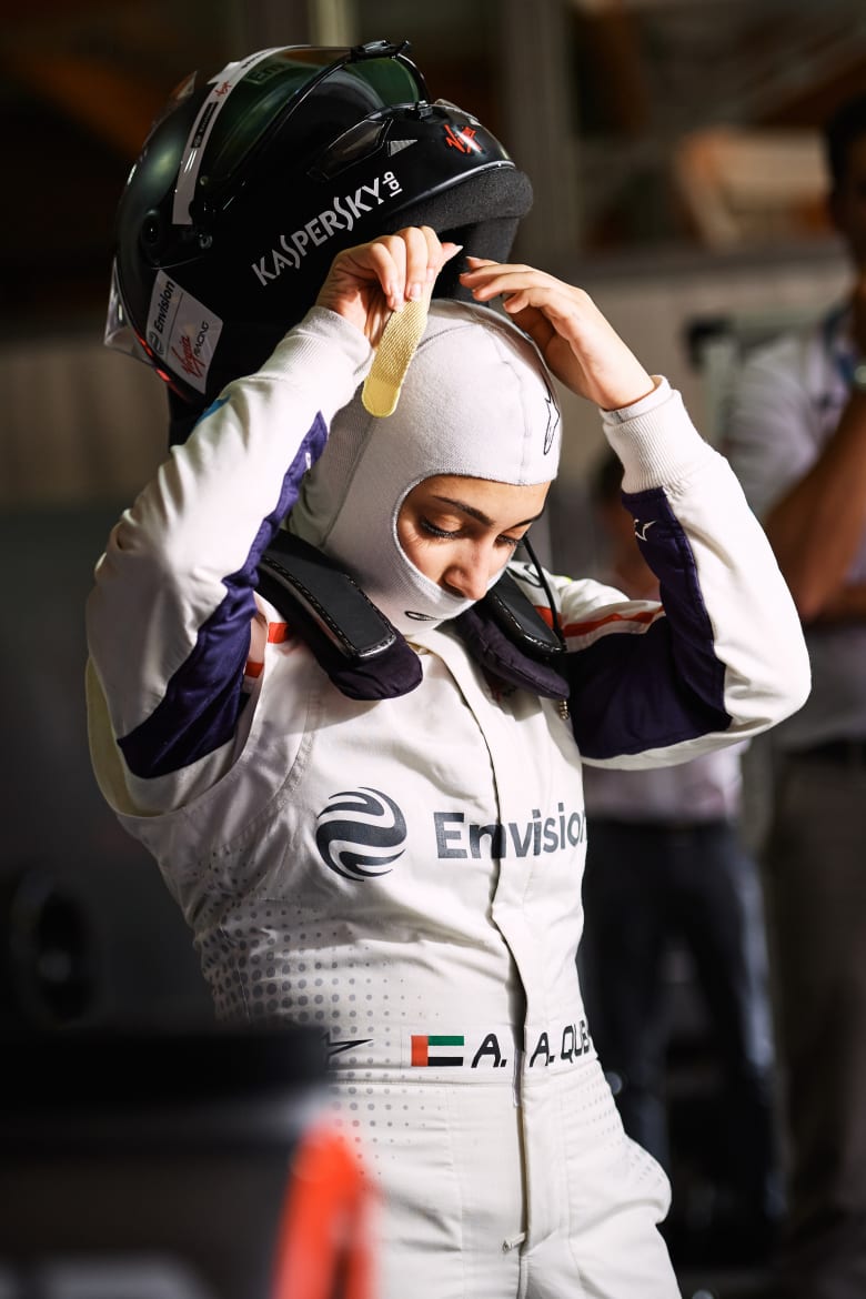 آمنة القبيسي تصبح أول إماراتية تقود سيارة "فورمولا إي" آمنة القبيسي تصبح أول إماراتية تقود سيارة "فورمولا إي"