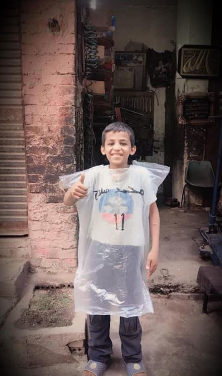 على خطى "الطفل ميسي".. طفل مصري يرتدي قميصاً بلاستيكياً لمحمد صلاح على خطى "الطفل ميسي".. طفل مصري يرتدي قميصاً بلاستيكياً لمحمد صلاح