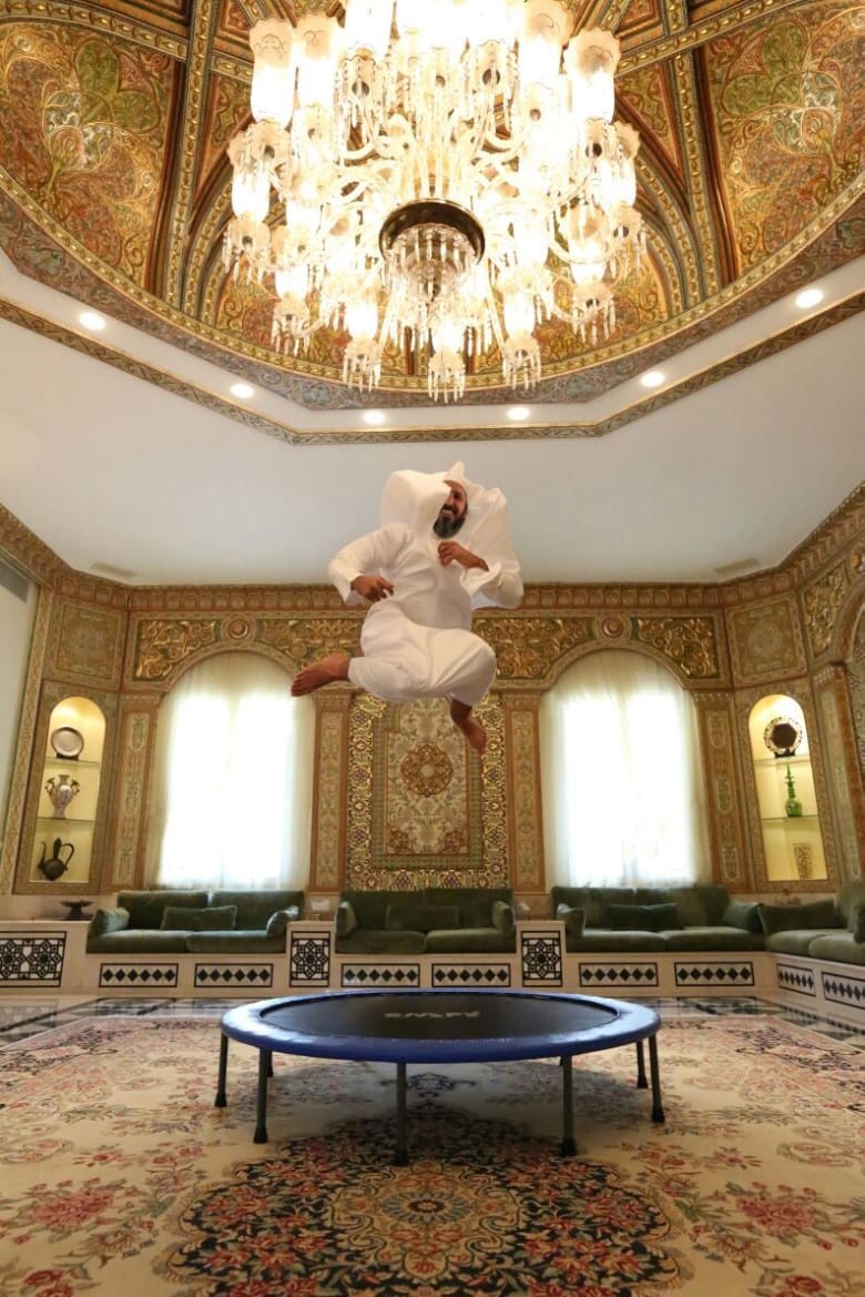 بين ألعاب الملاهي ونفخ البالونات.. كيف كسر هذا السعودي الصورة النمطية لرجال الدين؟ بين ألعاب الملاهي ونفخ البالونات.. كيف كسر هذا السعودي الصورة النمطية لرجال الدين؟