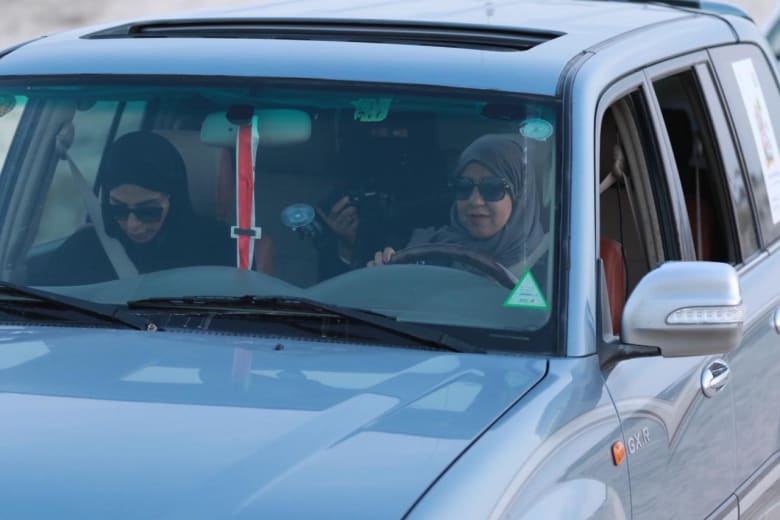 بين كثبان الأحساء بالسعودية.. نساء يختبرن إثارة الـ"تطعيس" بين كثبان الأحساء بالسعودية.. نساء يختبرن إثارة الـ"تطعيس"