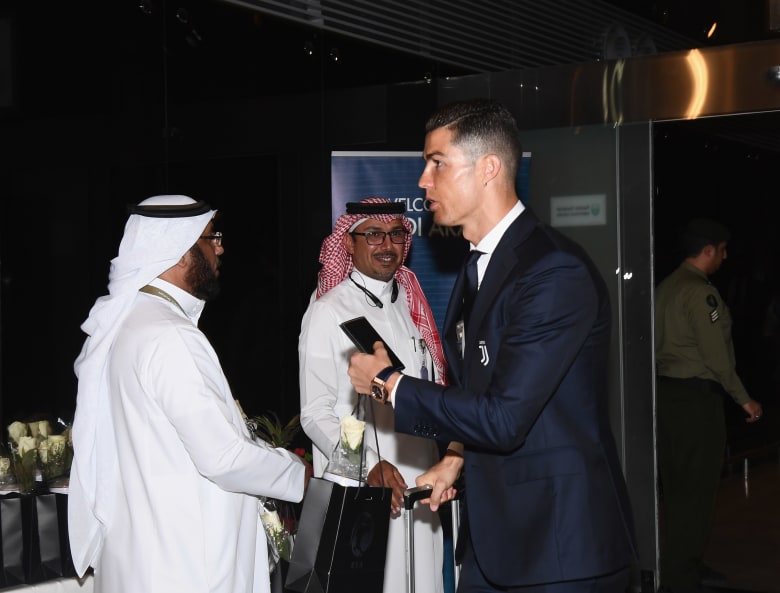اللقطات الأولى لوصول كريستيانو رونالدو إلى السعودية اللقطات الأولى لوصول كريستيانو رونالدو إلى السعودية