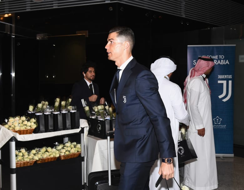 اللقطات الأولى لوصول كريستيانو رونالدو إلى السعودية اللقطات الأولى لوصول كريستيانو رونالدو إلى السعودية