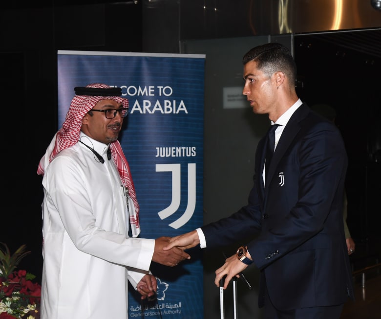 اللقطات الأولى لوصول كريستيانو رونالدو إلى السعودية اللقطات الأولى لوصول كريستيانو رونالدو إلى السعودية