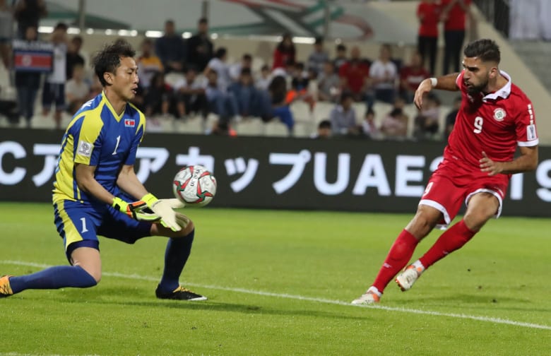 مشاهد من كأس آسيا.. "روح رياضية" بين لاعبي السعودية وقطر وإنذار يقصي لبنان مشاهد من كأس آسيا.. "روح رياضية" بين لاعبي السعودية وقطر وإنذار يقصي لبنان