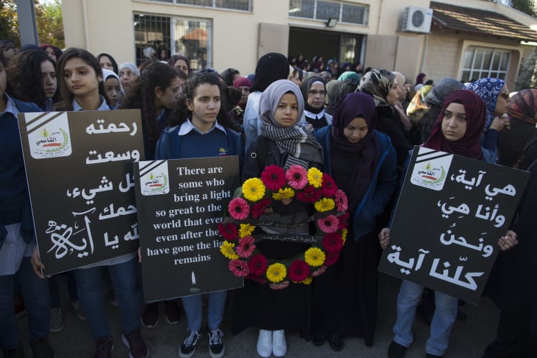 جانب من تشييع جنازة آية مصاروة جانب من تشييع جنازة آية مصاروة