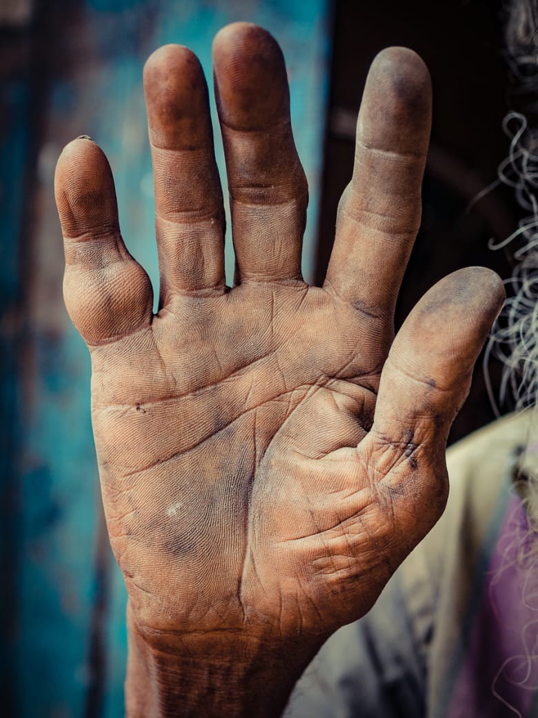 قصص حياة أشخاص من كف يدهم قصص حياة أشخاص من كف يدهم