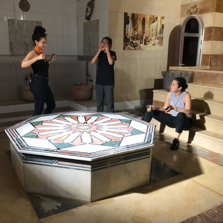 مصورة تبرز ما يجسده الحمام التقليدي للنساء بالعالم العربي مصورة تبرز ما يجسده الحمام التقليدي للنساء بالعالم العربي