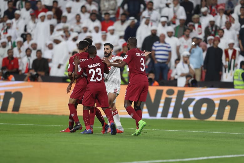 مشاهد من "قلب الحدث" في مباراة الإمارات وقطر في كأس آسيا مشاهد من "قلب الحدث" في مباراة الإمارات وقطر في كأس آسيا