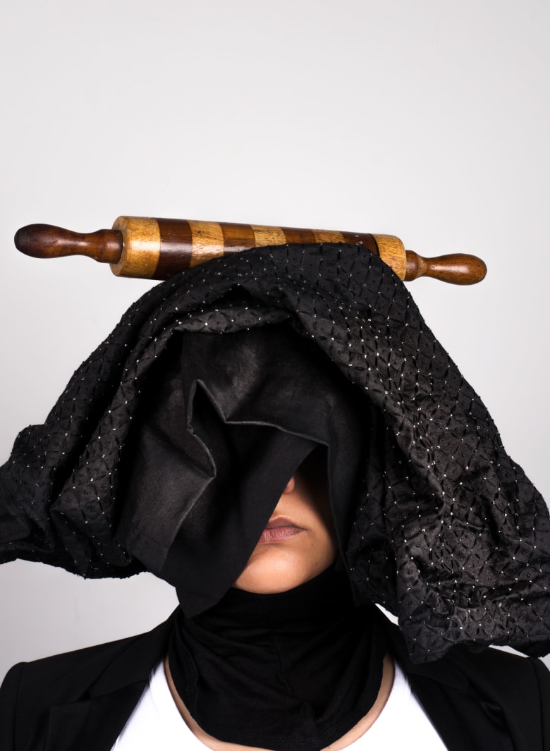 لماذا تستخدم هذه المرأة الباكستانية معدات الطهي لتغطي بها وجهها؟ لماذا تستخدم هذه المرأة الباكستانية معدات الطهي لتغطي بها وجهها؟