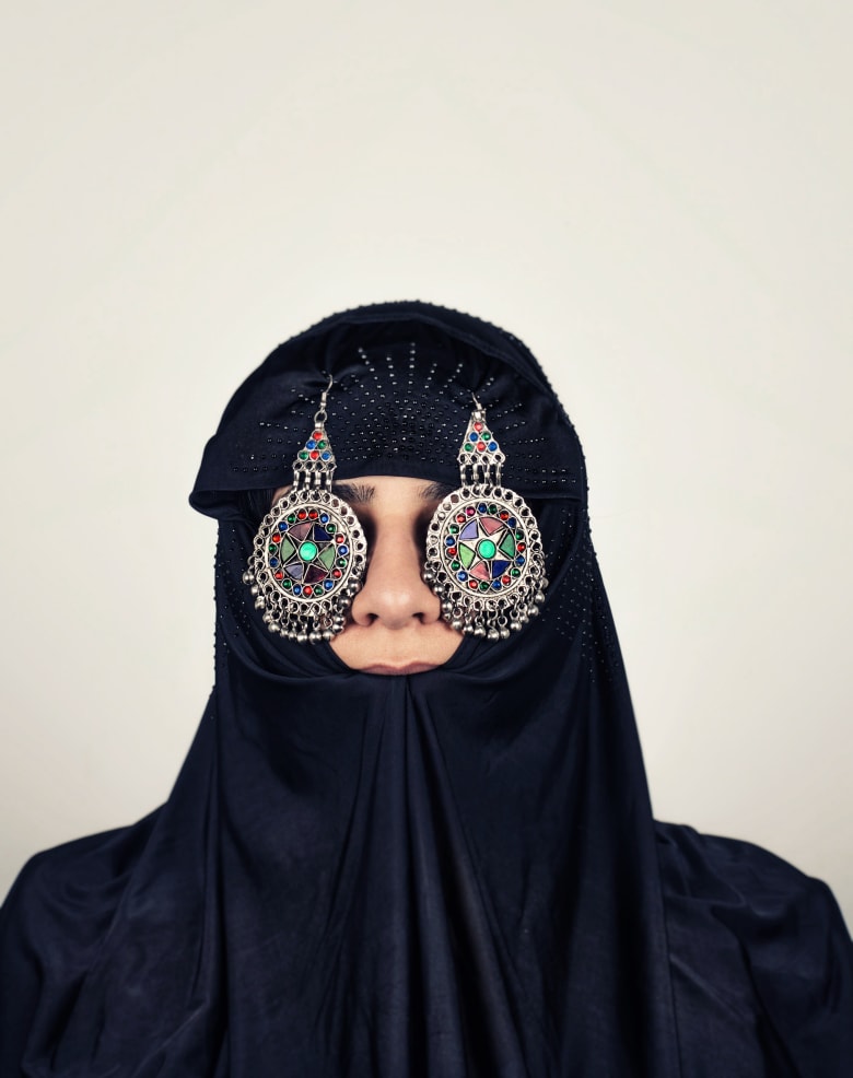لماذا تستخدم هذه المرأة الباكستانية معدات الطهي لتغطي بها وجهها؟ لماذا تستخدم هذه المرأة الباكستانية معدات الطهي لتغطي بها وجهها؟