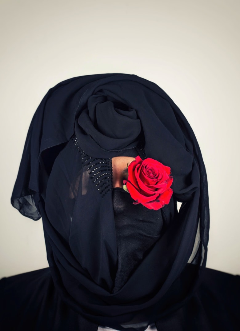 لماذا تستخدم هذه المرأة الباكستانية معدات الطهي لتغطي بها وجهها؟ لماذا تستخدم هذه المرأة الباكستانية معدات الطهي لتغطي بها وجهها؟