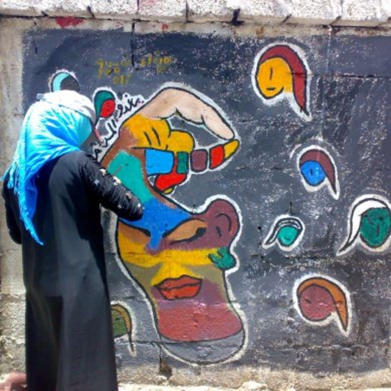 فنان يمني يستخدم الجدران المدمرة لوحات لتوثيق الحرب فنان يمني يستخدم الجدران المدمرة لوحات لتوثيق الحرب