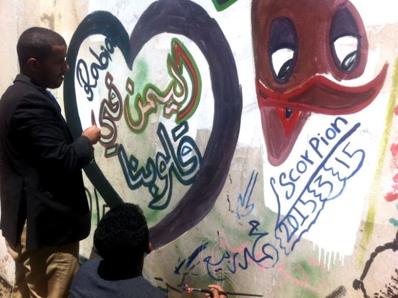 فنان يمني يستخدم الجدران المدمرة لوحات لتوثيق الحرب فنان يمني يستخدم الجدران المدمرة لوحات لتوثيق الحرب