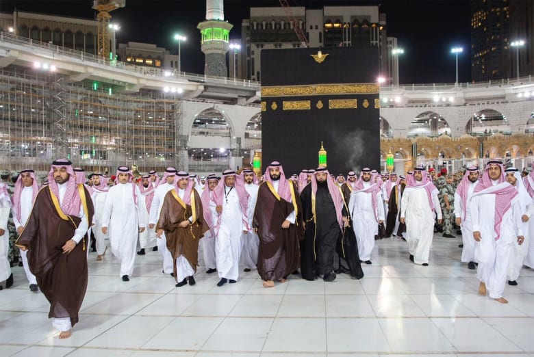 محمد بن سلمان يزور الحرم المكي ويصلي داخل الكعبة محمد بن سلمان يزور الحرم المكي ويصلي داخل الكعبة