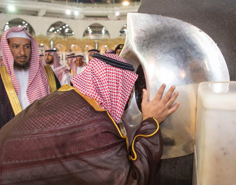 محمد بن سلمان يزور الحرم المكي ويصلي داخل الكعبة محمد بن سلمان يزور الحرم المكي ويصلي داخل الكعبة