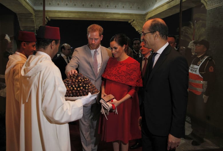 ميغان ماركل تتألق في المغرب بفستان أحمر.. من مصممه؟ ميغان ماركل تتألق في المغرب بفستان أحمر.. من مصممه؟