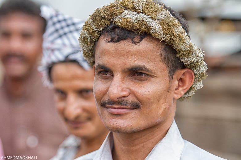 يزين هؤلاء الرجال السعوديون رؤوسهم بأكاليل الزهور يزين هؤلاء الرجال السعوديون رؤوسهم بأكاليل الزهور