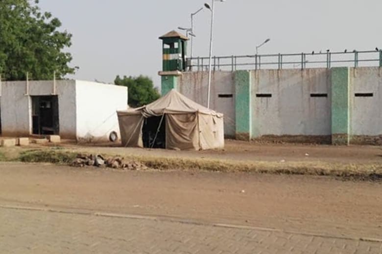 مسؤول بسجن كوبر في السودان يتحدث لـCNN عن وضع البشير.. وأوغندا "ستنظر" بطلب لجوء مسؤول بسجن كوبر في السودان يتحدث لـCNN عن وضع البشير.. وأوغندا "ستنظر" بطلب لجوء