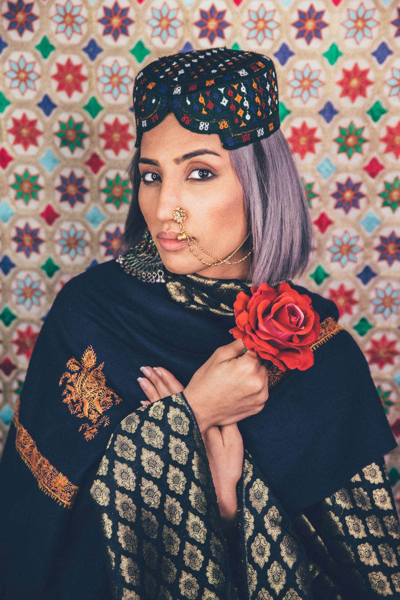 تحول إلى شخصية ملكية بين يدي هذه الفنانة بدبي؟ تحول إلى شخصية ملكية بين يدي هذه الفنانة بدبي؟